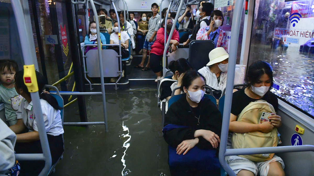 Nước tràn vào xe buýt, hàng quán sau mưa lớn ở TP HCM