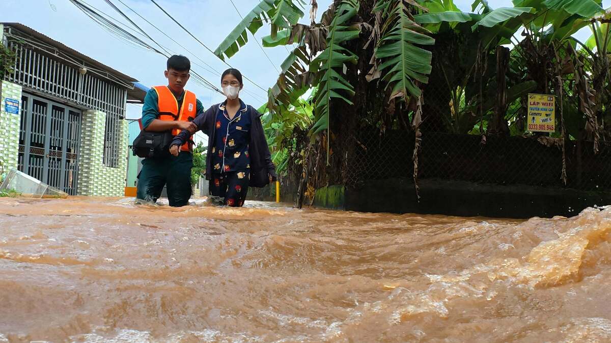 Hai khu dân cư ở Đồng Nai chìm trong nước cả ngày