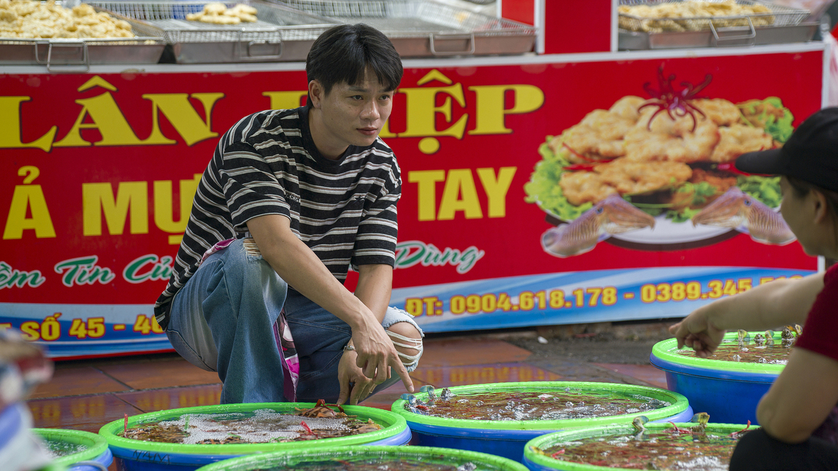 Chợ hải sản hút du khách ở vịnh Hạ Long