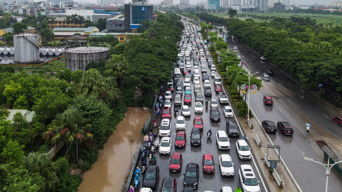 Ùn tắc kéo dài 2-3 km trên một số tuyến đường ở Hà Nội