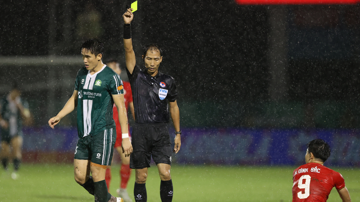 Đình Bắc khiến đối phương nhận thẻ đỏ ở V-League