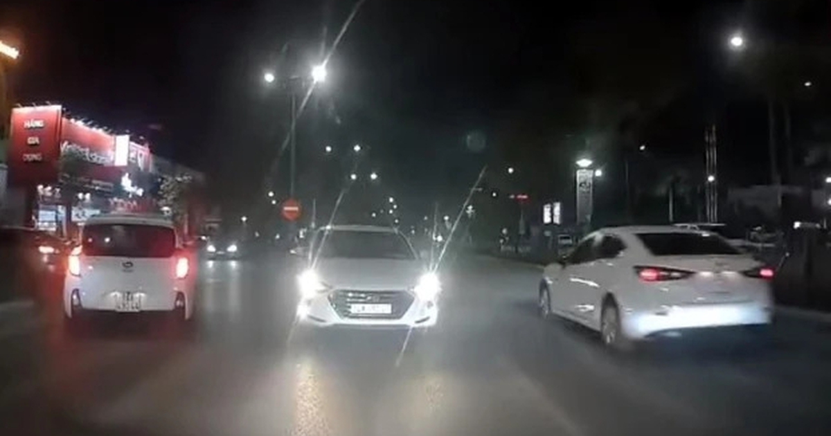 Lái ô tô trong phố ban đêm, bắt buộc tắt đèn pha khi nào?