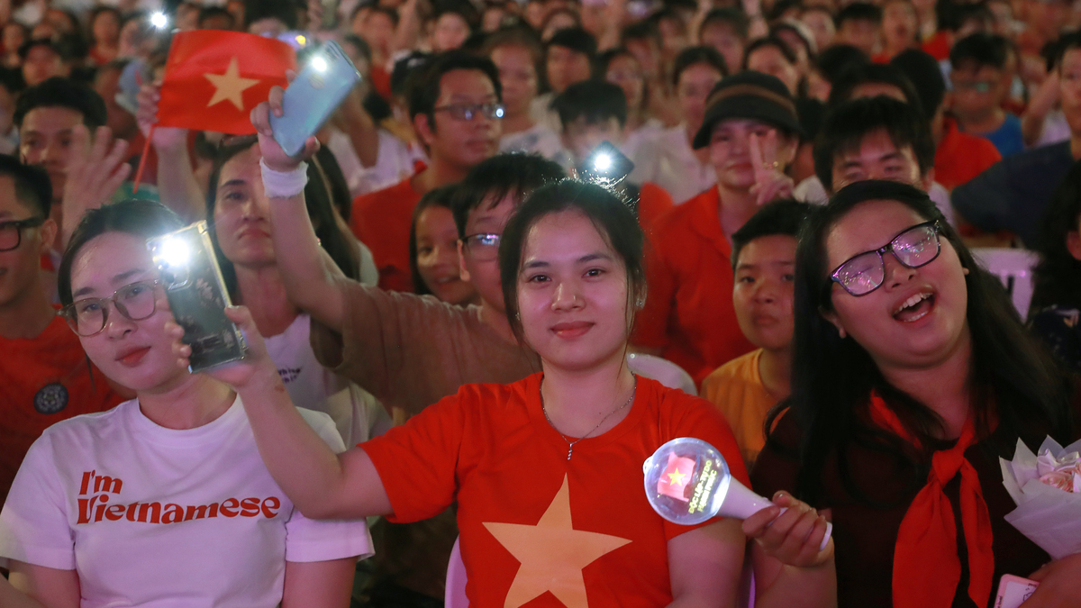 Nghệ sĩ và khán giả hòa giọng ở 'Việt Nam tự hào vững bước'