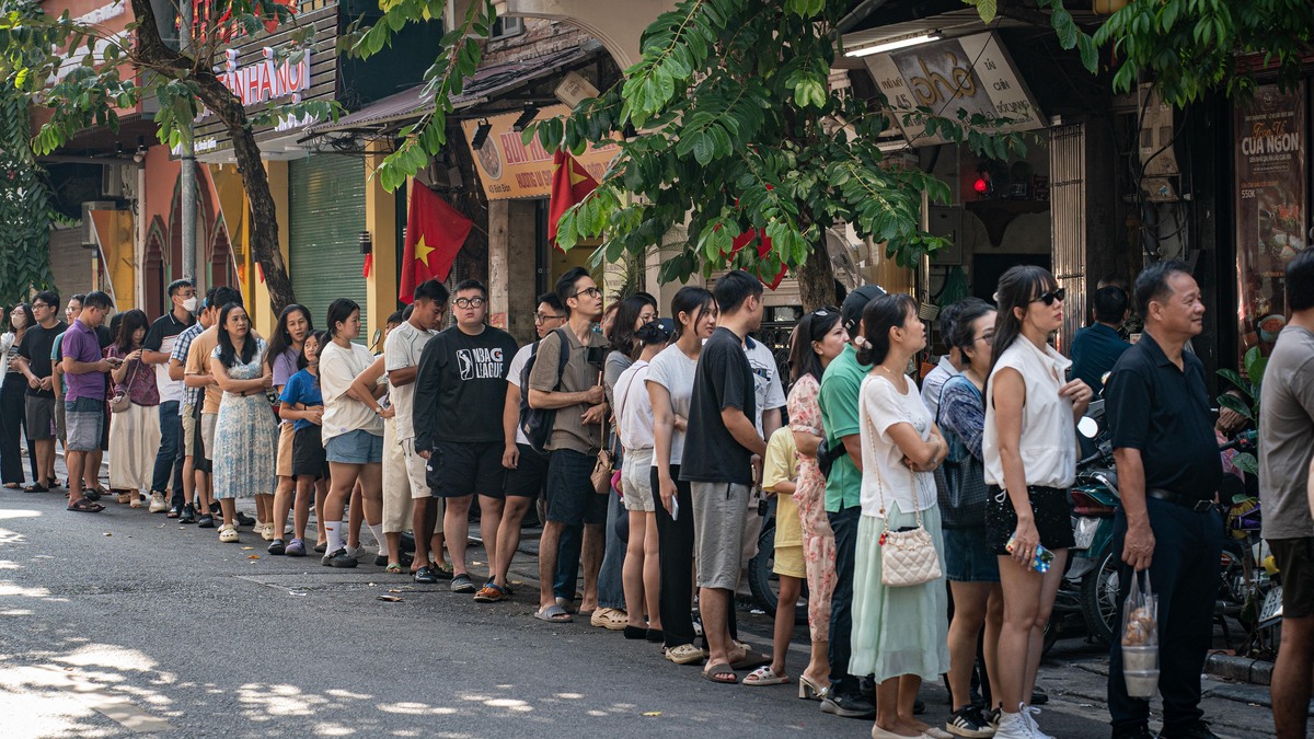 Xếp hàng ăn phở Hà Nội ngày lễ 2/9