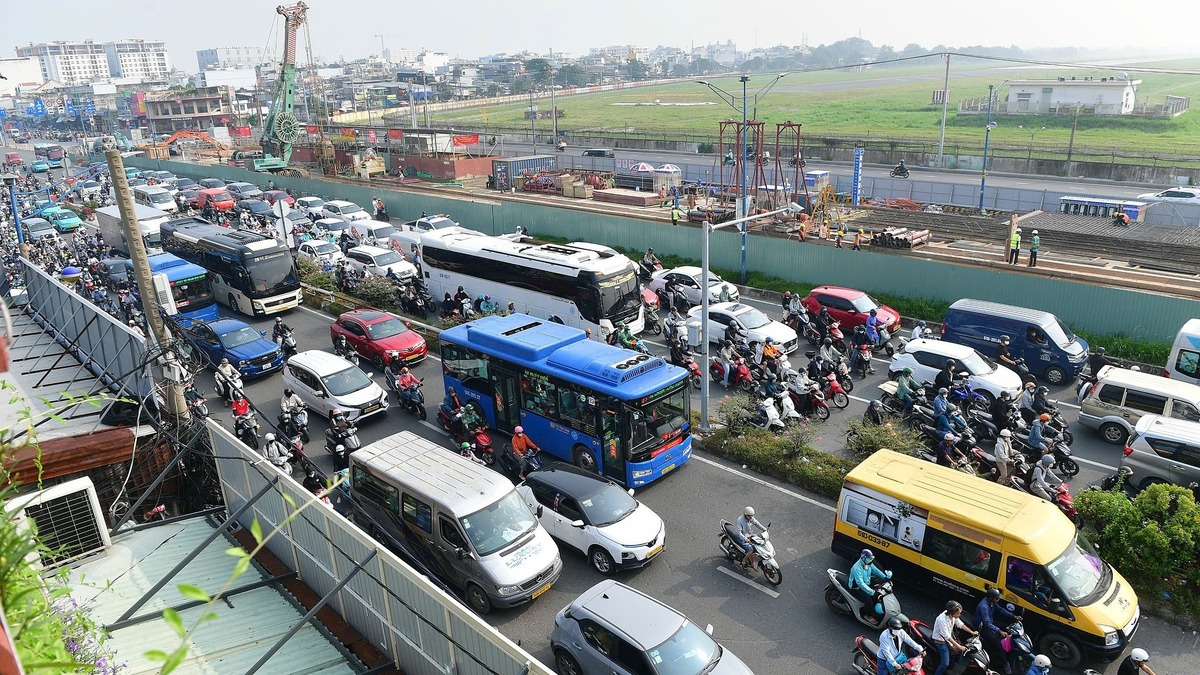 Cửa ngõ Tân Sơn Nhất kẹt xe kéo dài