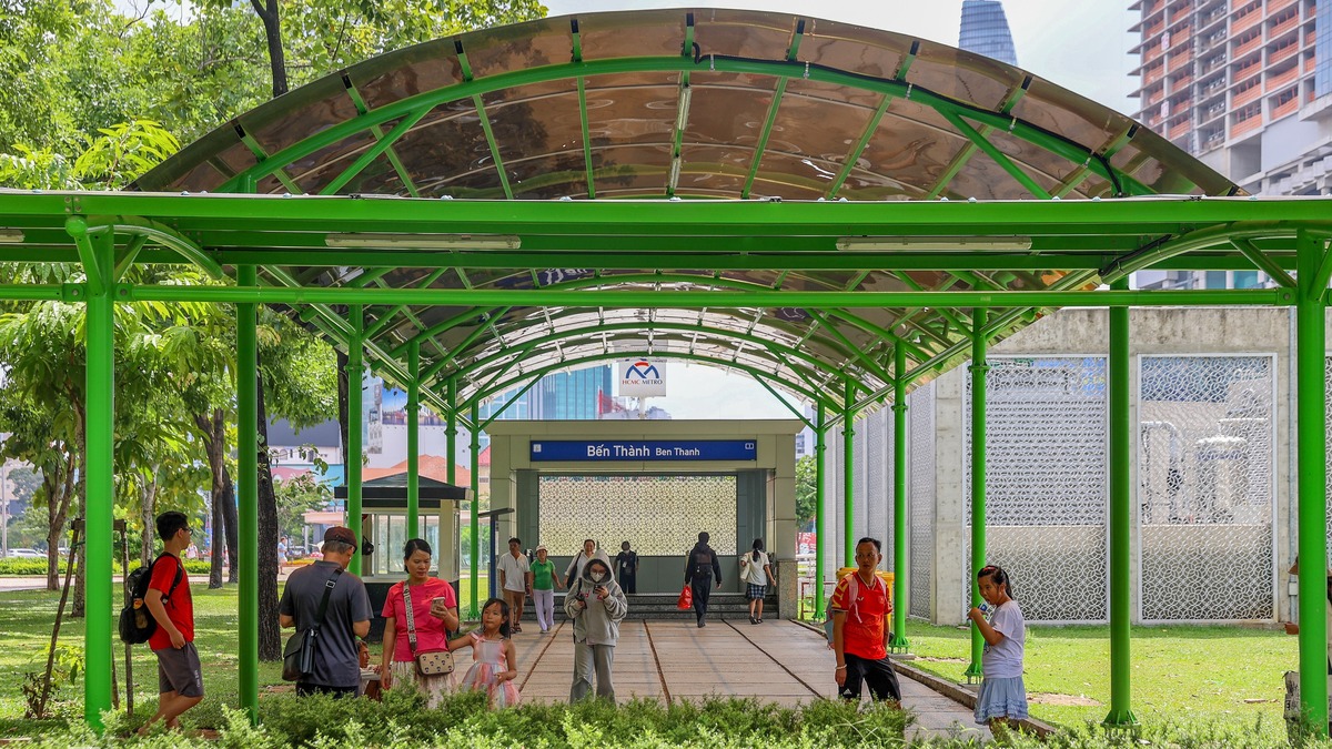 Lắp mái che, nhà chờ nối trạm xe buýt với ga metro