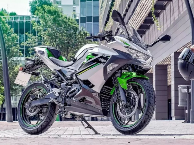 Kawasaki Ninja e-1 2027 tái xuất: Mô tô điện hơn 200 triệu VNĐ, chỉ 12 mã lực, chạy 66 km/sạc
