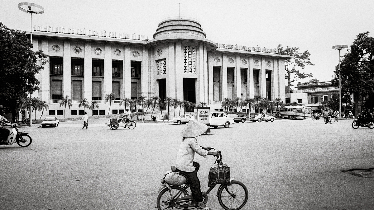 Nhịp sống Hà Nội thập niên 1990 qua ống kính nhiếp ảnh gia Anh