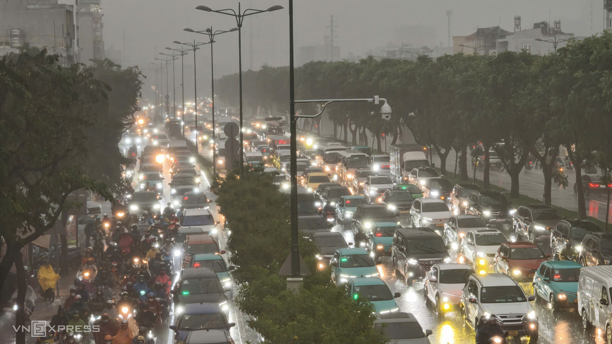 TP HCM mưa trắng trời, kẹt xe hơn 3 km đường cửa ngõ Tân Sơn Nhất