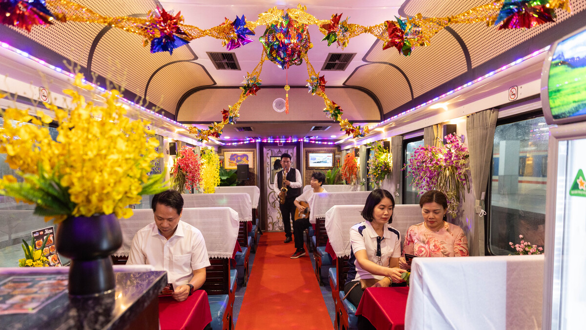 Bên trong chuyến tàu chất lượng cao Sài Gòn - Nha Trang mới ra mắt