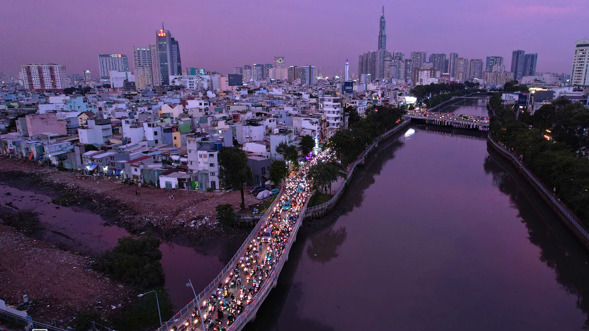Dàn khoan rạch Xuyên Tâm đổ gây ùn tắc đường ven kênh Nhiêu Lộc