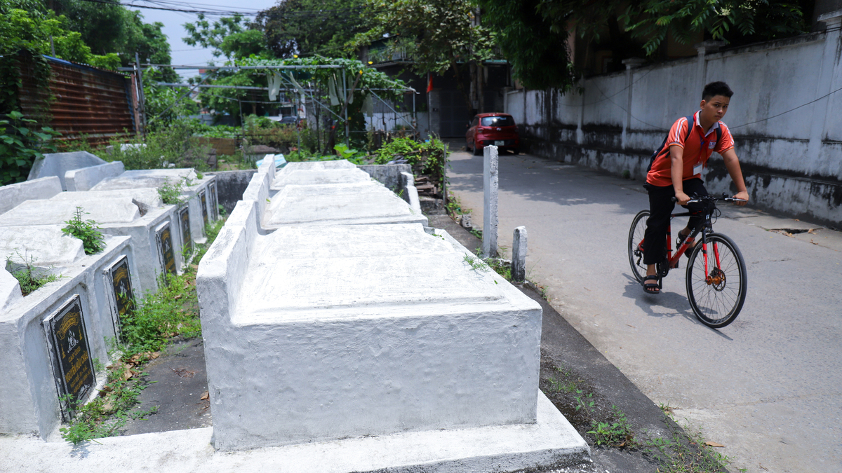 Nghĩa trang chen giữa bệnh viện, khu dân cư