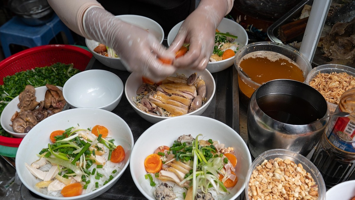 Quán phở gà Michelin chiều khách, giá linh hoạt