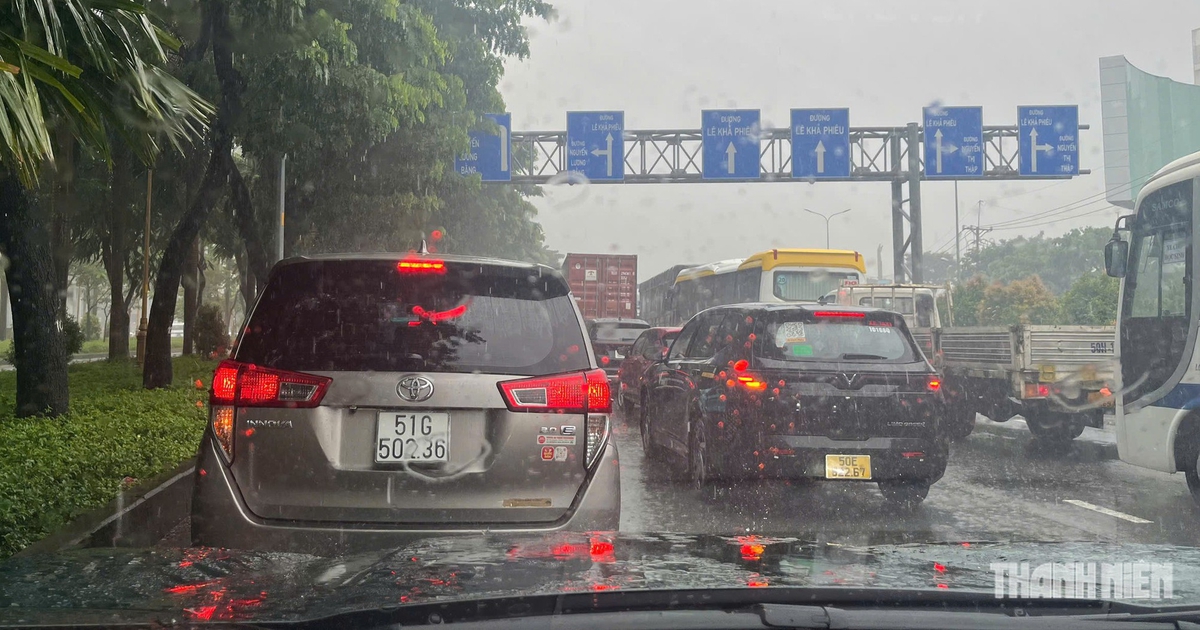 Đang lái ô tô gặp mưa lớn, tài xế nên xử lý thế nào cho an toàn?