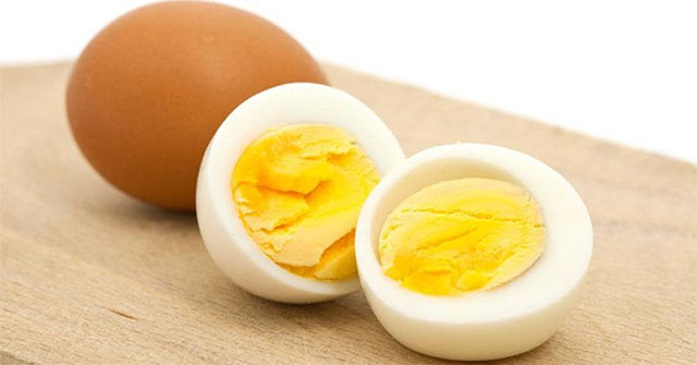 Tại sao khi luộc trứng thì protein của trứng lại bị đông đặc lại?