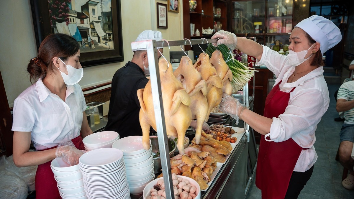 Phở gà 160.000 đồng hút khách ở phố cổ Hà Nội