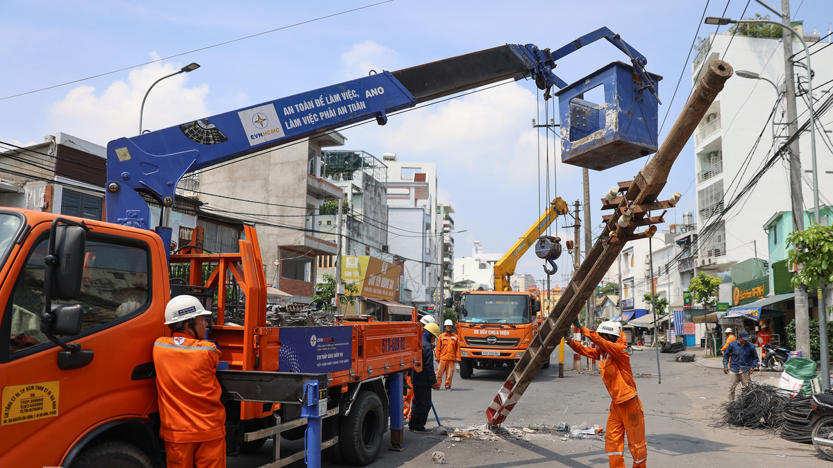 Di dời loạt trụ điện giữa đường mới mở rộng ở nội đô TP HCM