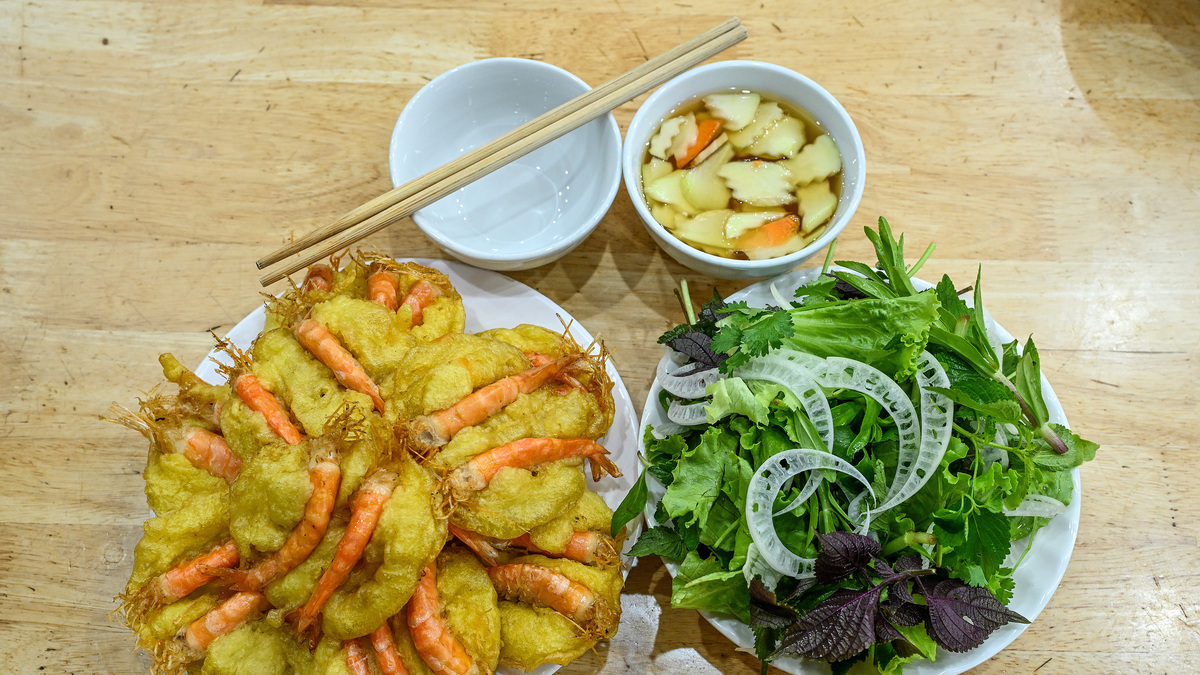 Quán bánh tôm gần 40 năm cạnh phủ Tây Hồ