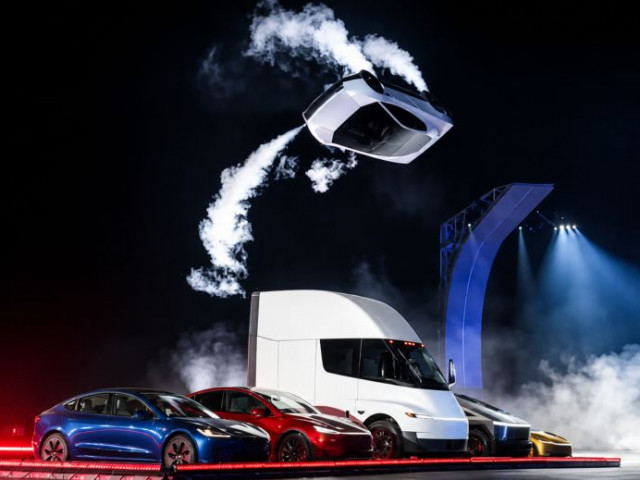 Tesla Roadster leo tường, bay lộn nhào sau gần 9 năm nhận cọc: Kỳ tích công nghệ hay màn trình diễn đắt giá của Elon Musk?
